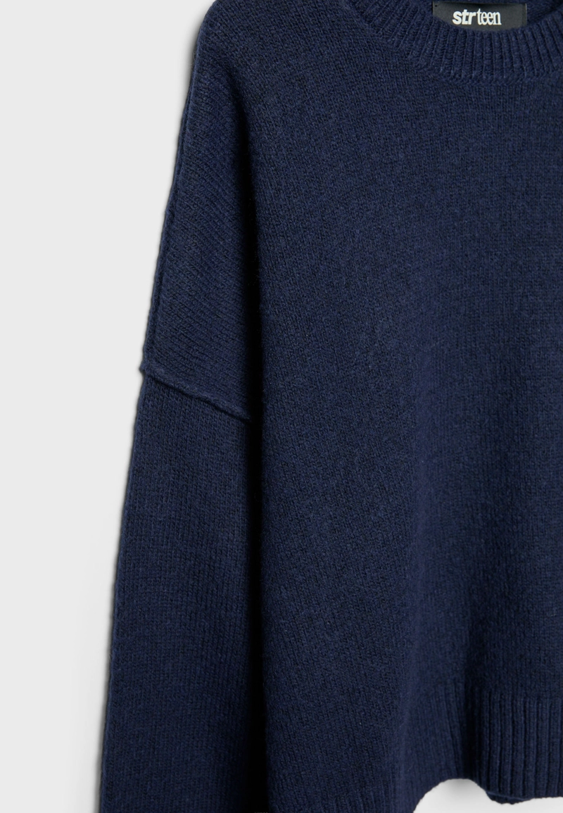 Вязаный свитер с круглым вырезом