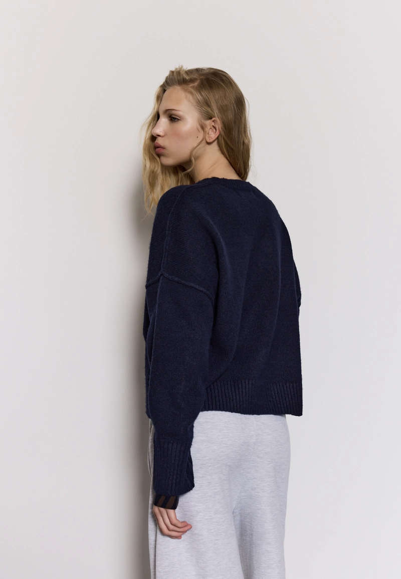 Вязаный свитер с круглым вырезом