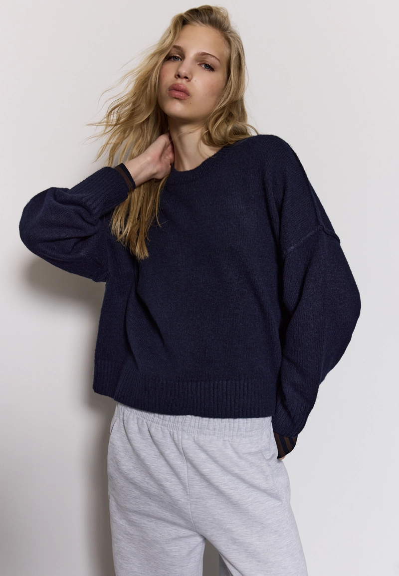 Вязаный свитер с круглым вырезом