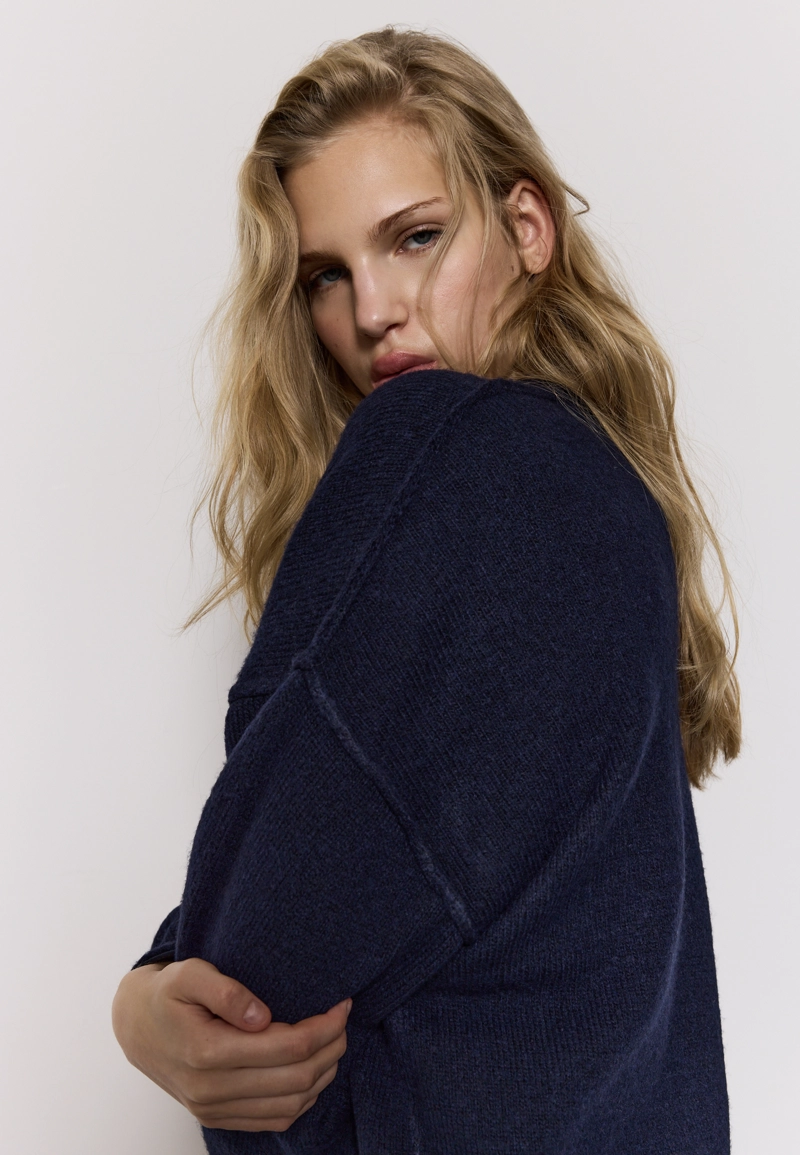 Вязаный свитер с круглым вырезом