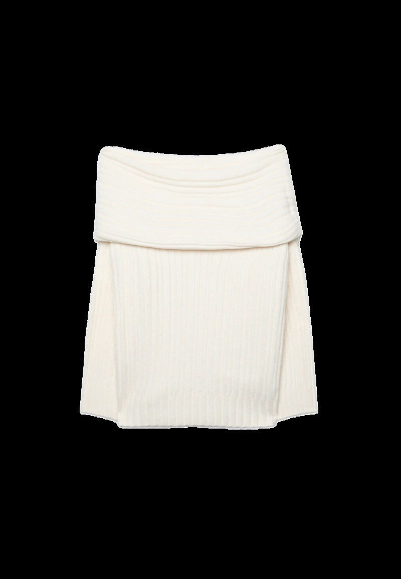 Асимметричный свитер в рубчик с открытыми плечами