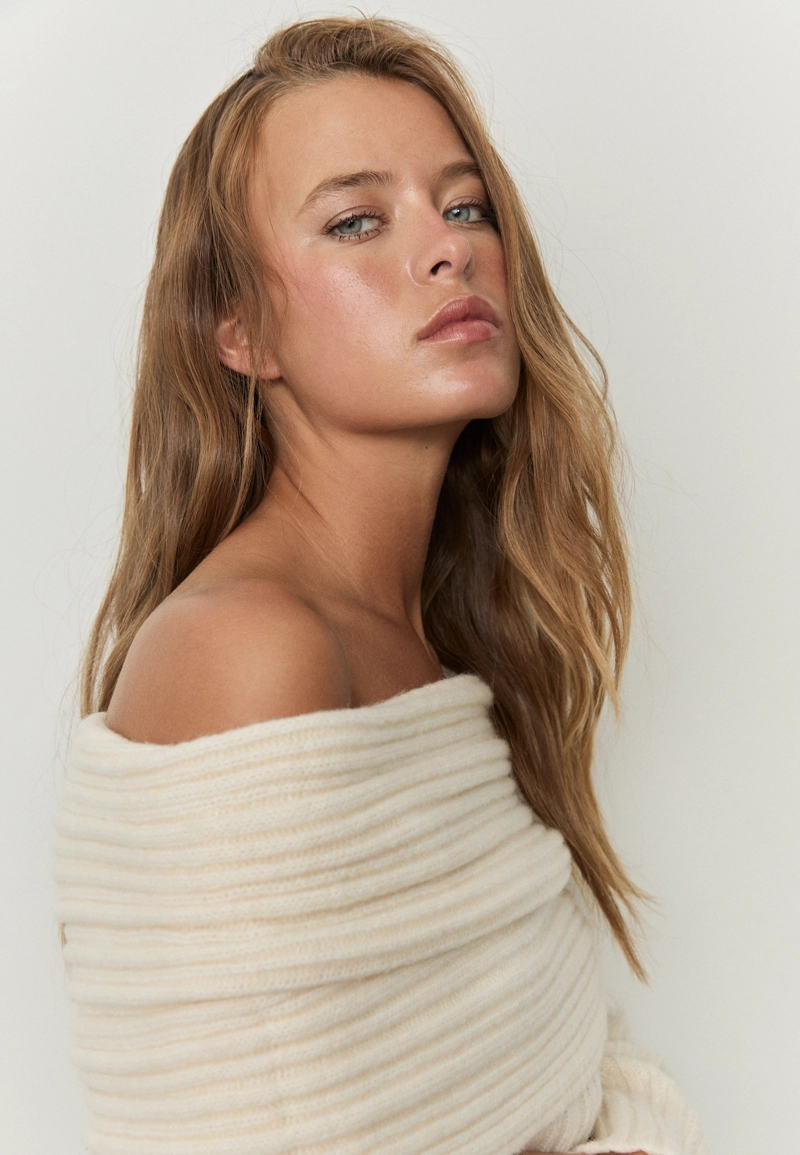 Асимметричный свитер в рубчик с открытыми плечами