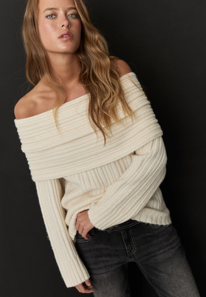Асимметричный свитер в рубчик с открытыми плечами