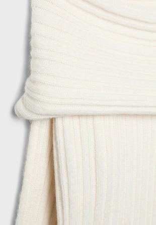 Асимметричный свитер в рубчик с открытыми плечами- Заказать в России