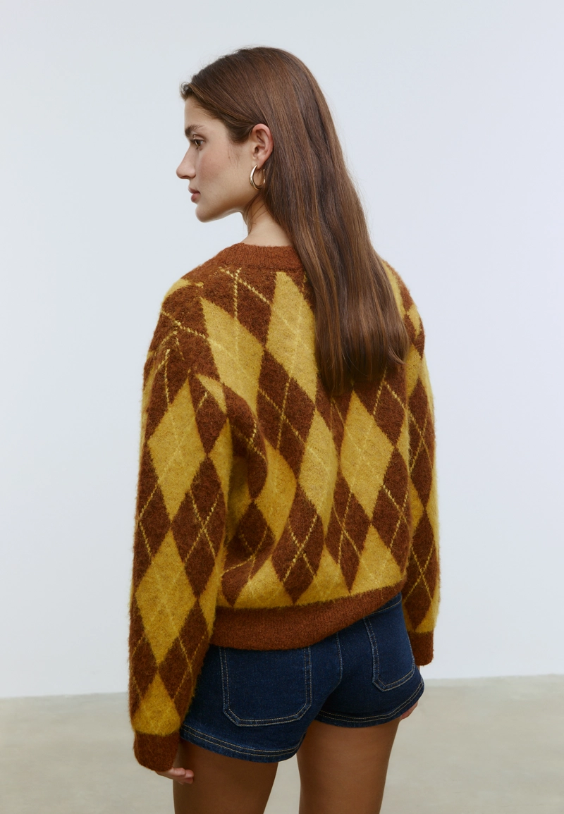 Свитер с ромбовидным узором