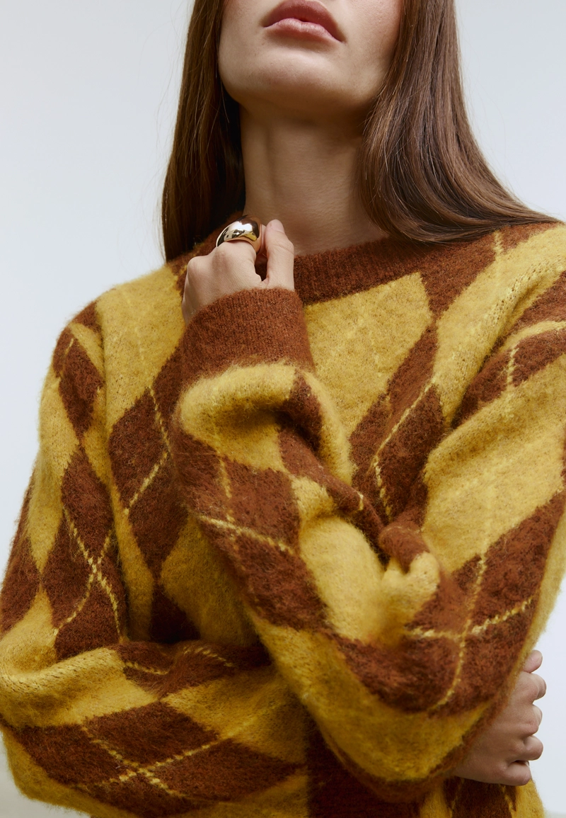 Свитер с ромбовидным узором