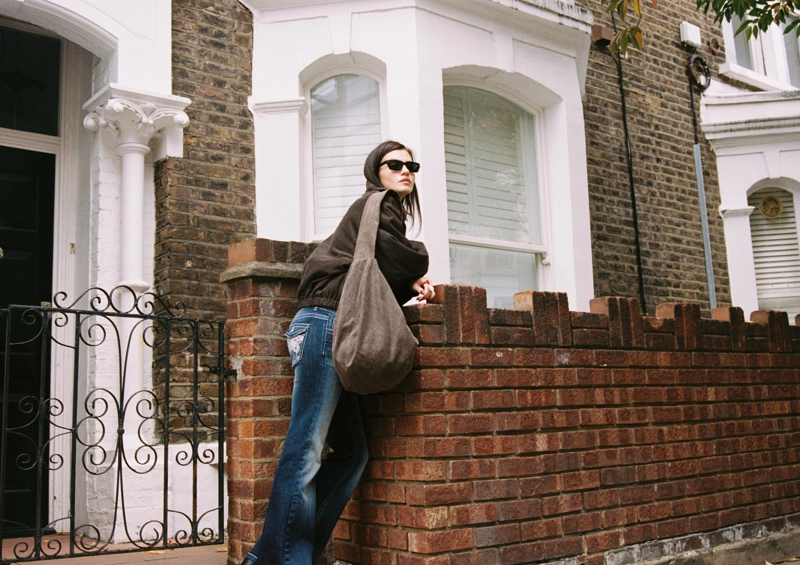 Джинсы клеш с вышивкой на карманах