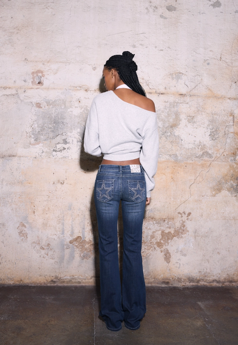 Джинсы клеш с вышивкой на карманах