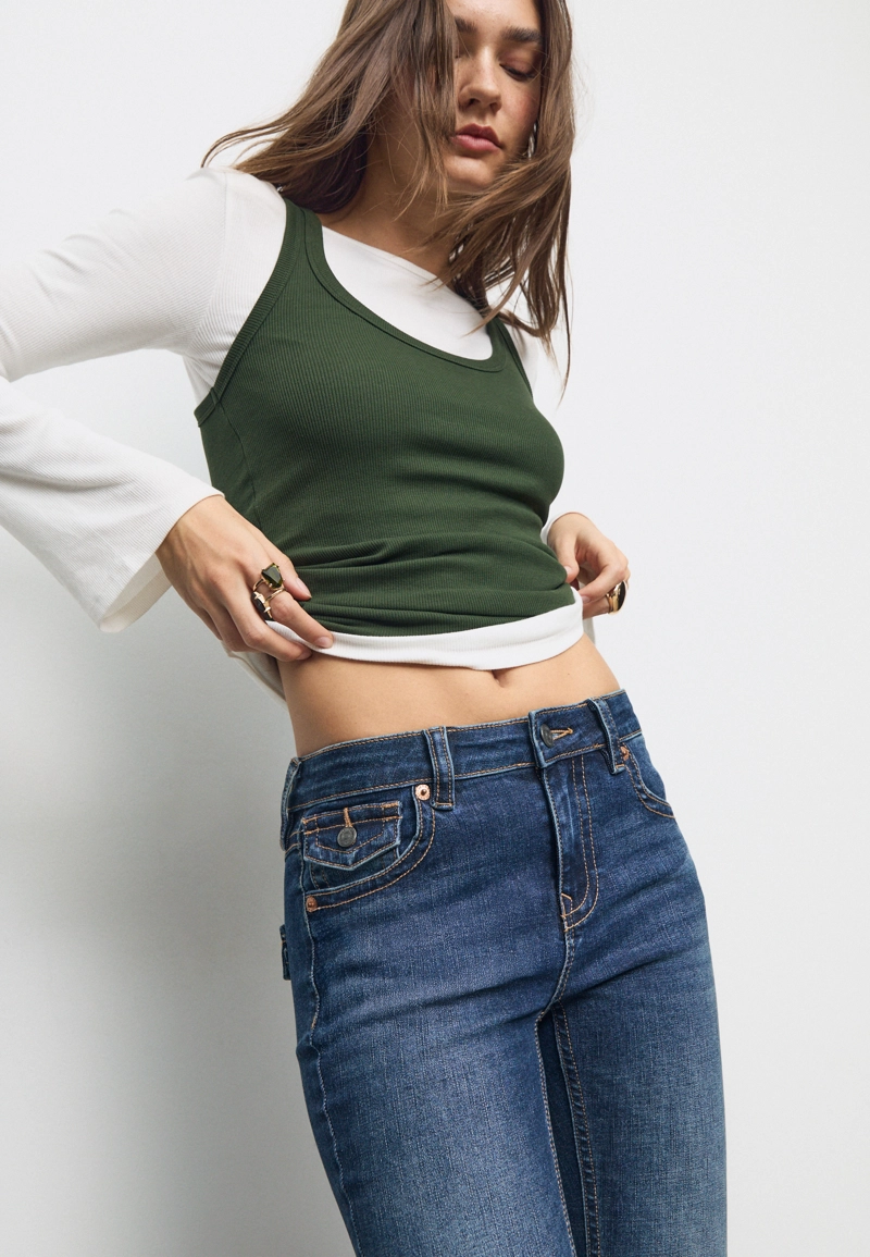 D04 Джинсы клеш с низкой посадкой