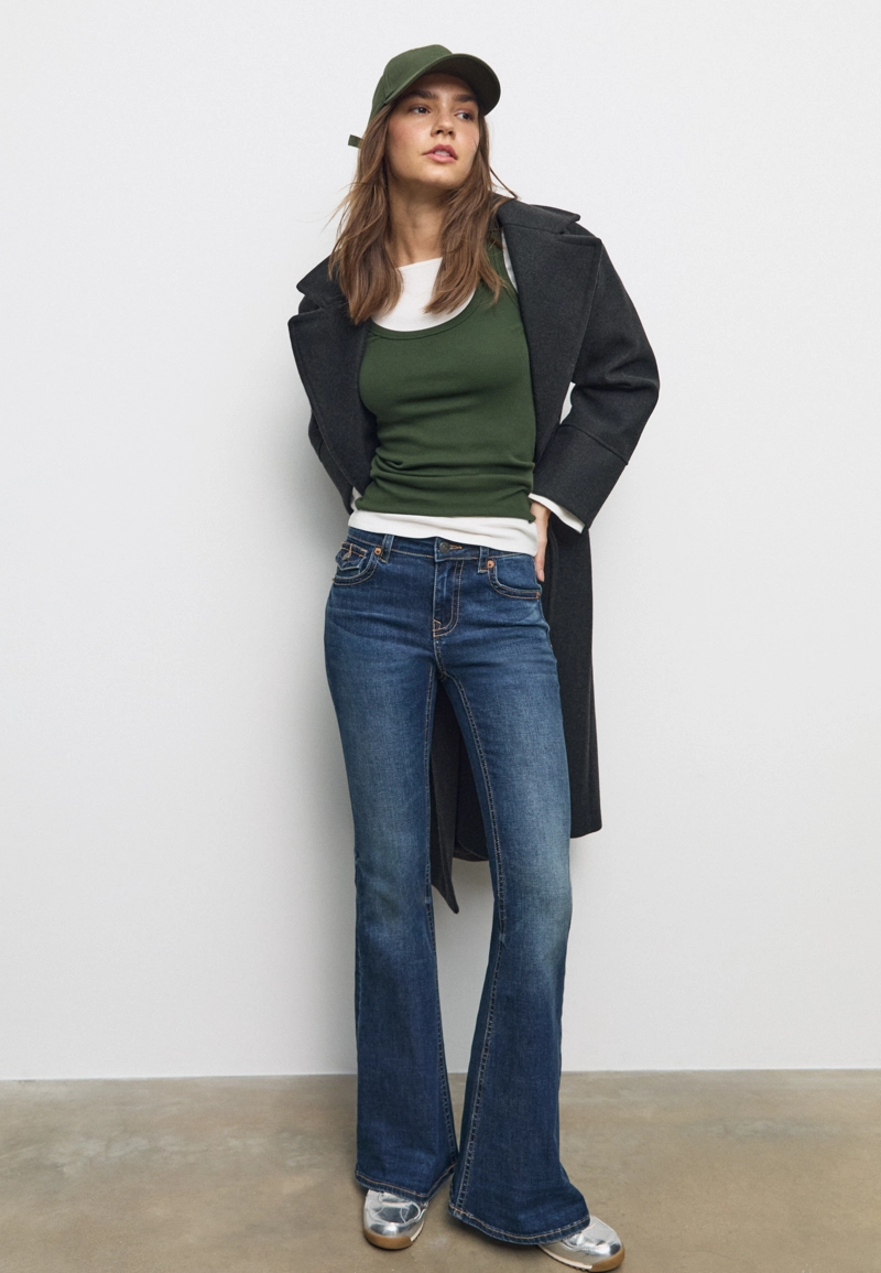 D04 Джинсы клеш с низкой посадкой