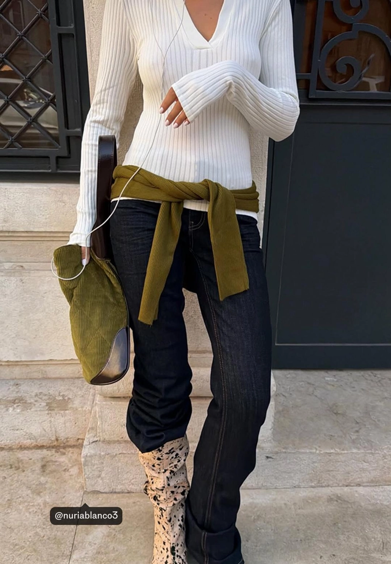 D04 Джинсы клеш с низкой посадкой