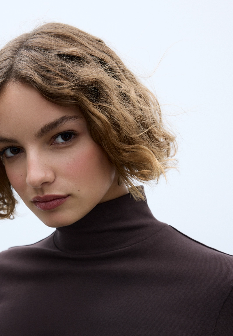 Базовая футболка с высоким воротником