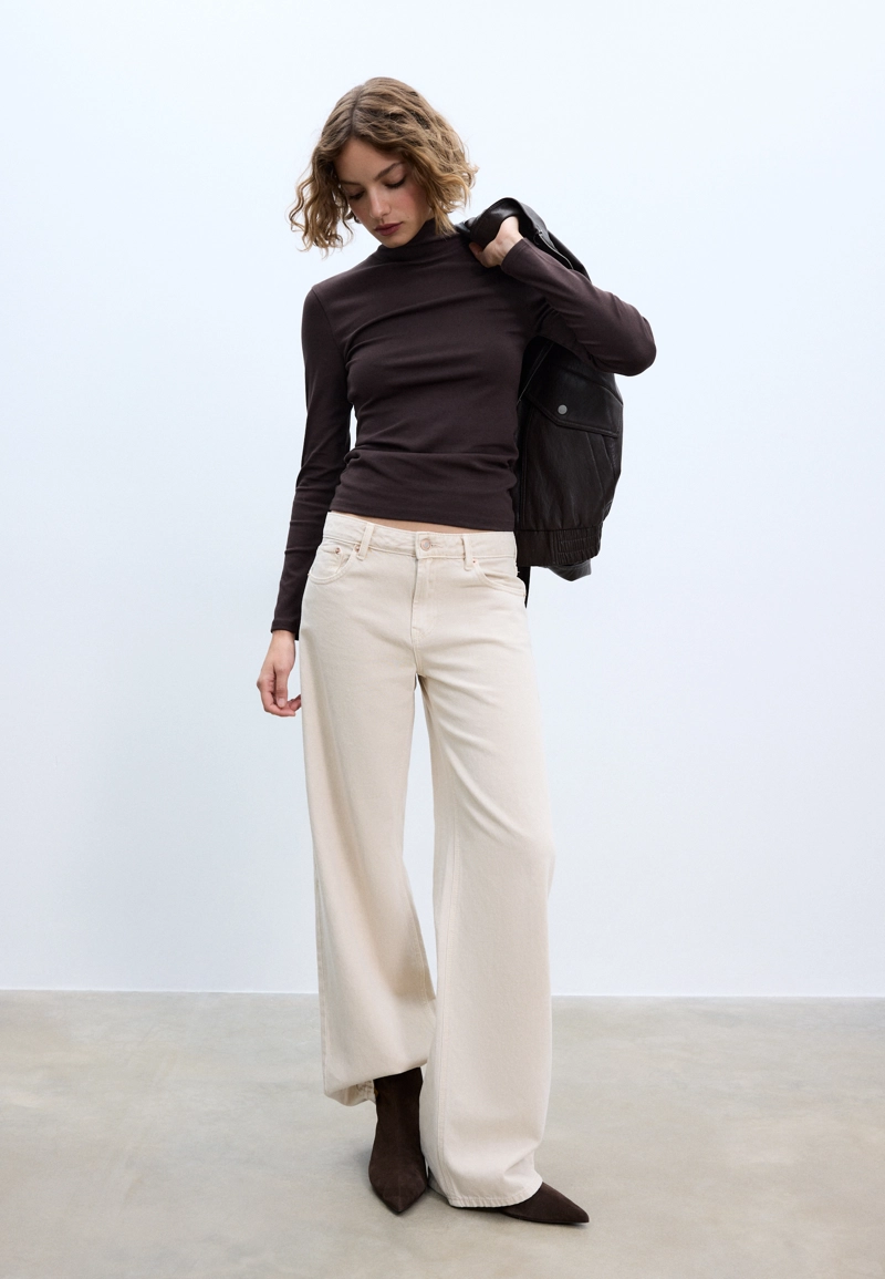 Базовая футболка с высоким воротником