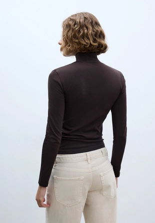 Базовая футболка с высоким воротником- Заказать в России