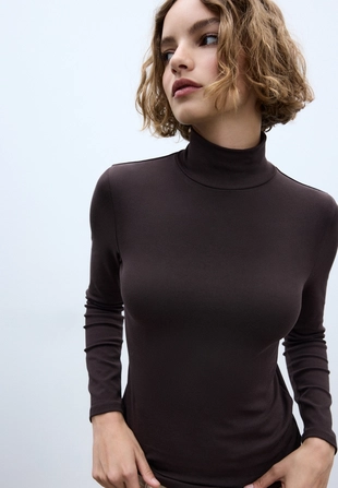 Базовая футболка с высоким воротником- Заказать в России