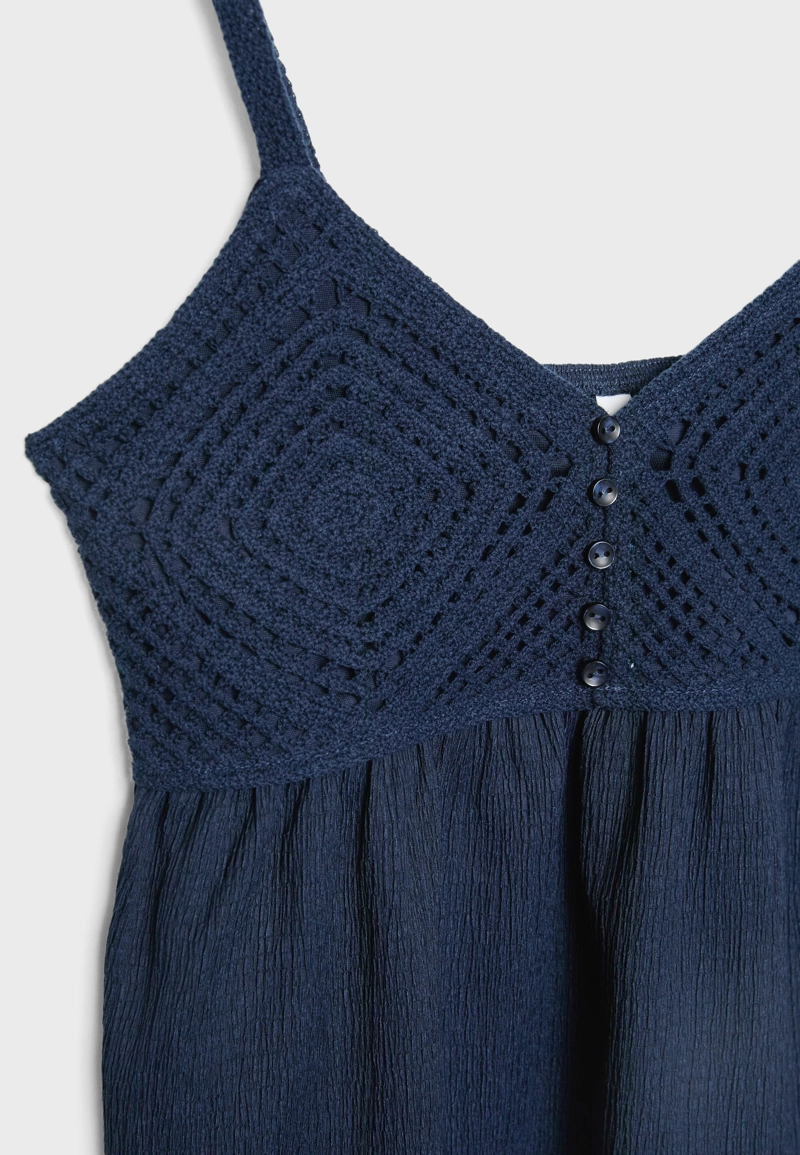 Топ с оборками, связанный крючком