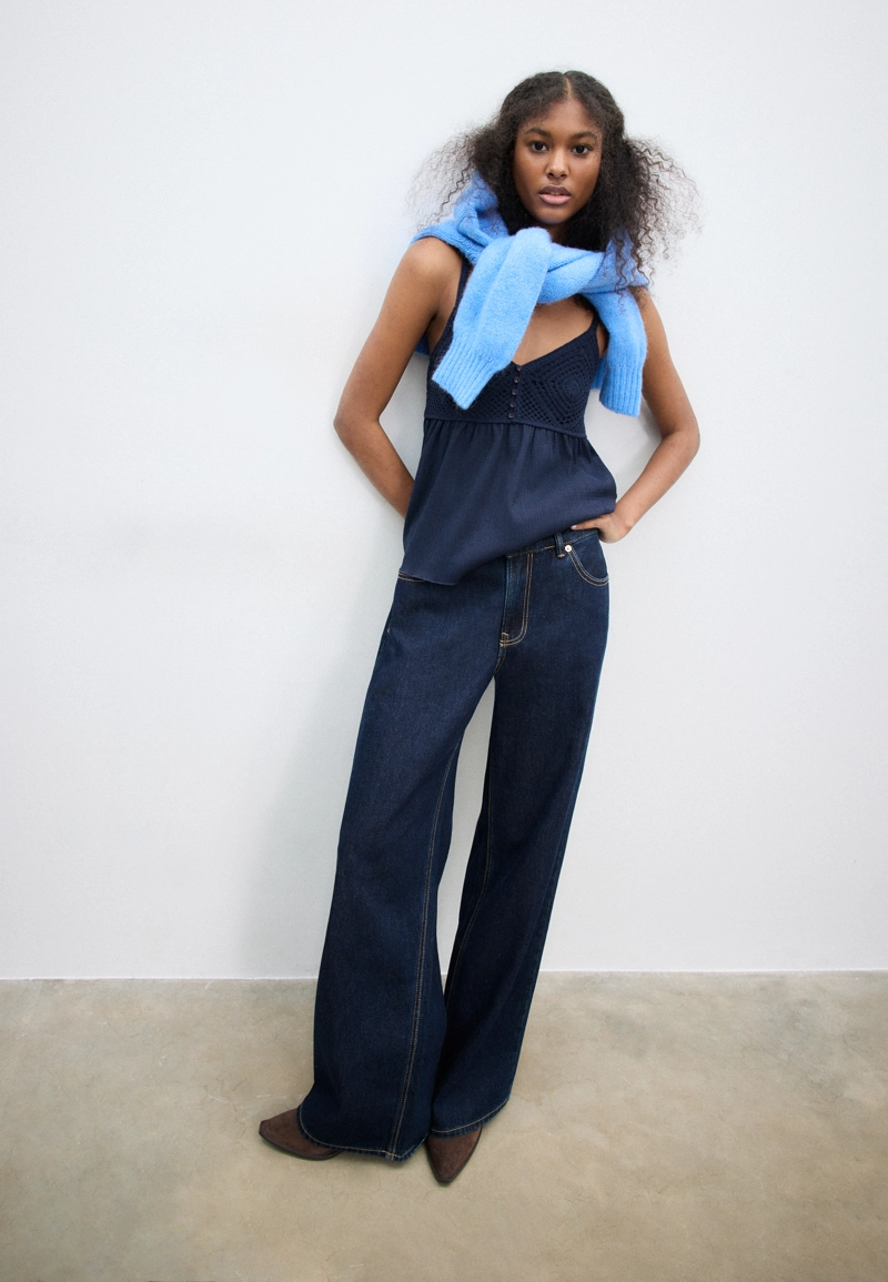 Топ с оборками, связанный крючком