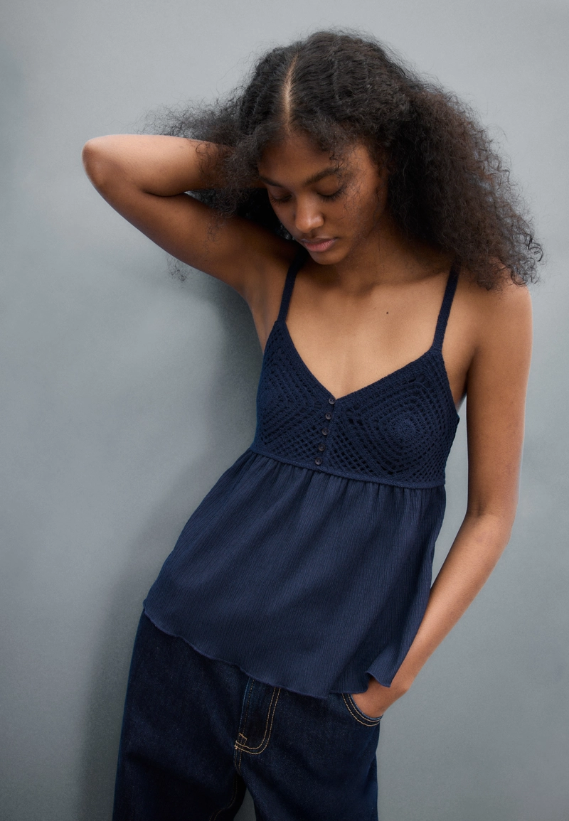 Топ с оборками, связанный крючком