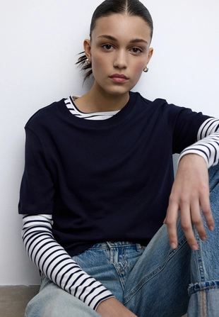 Базовая футболка классического кроя из плотного материала- Заказать в России