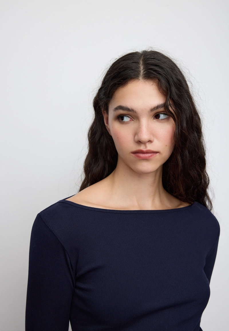 Базовая футболка с расклешенными рукавами