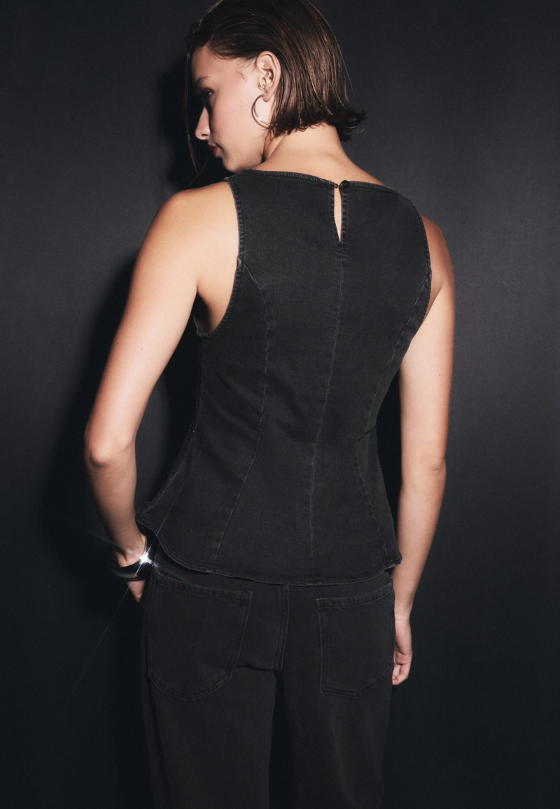 Джинсовый топ с баской и блестящей отделкой