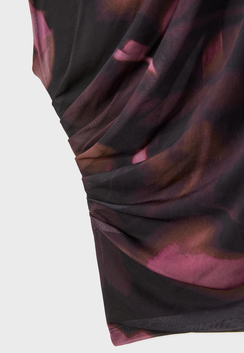 Футболка из полупрозрачной ткани со сборками