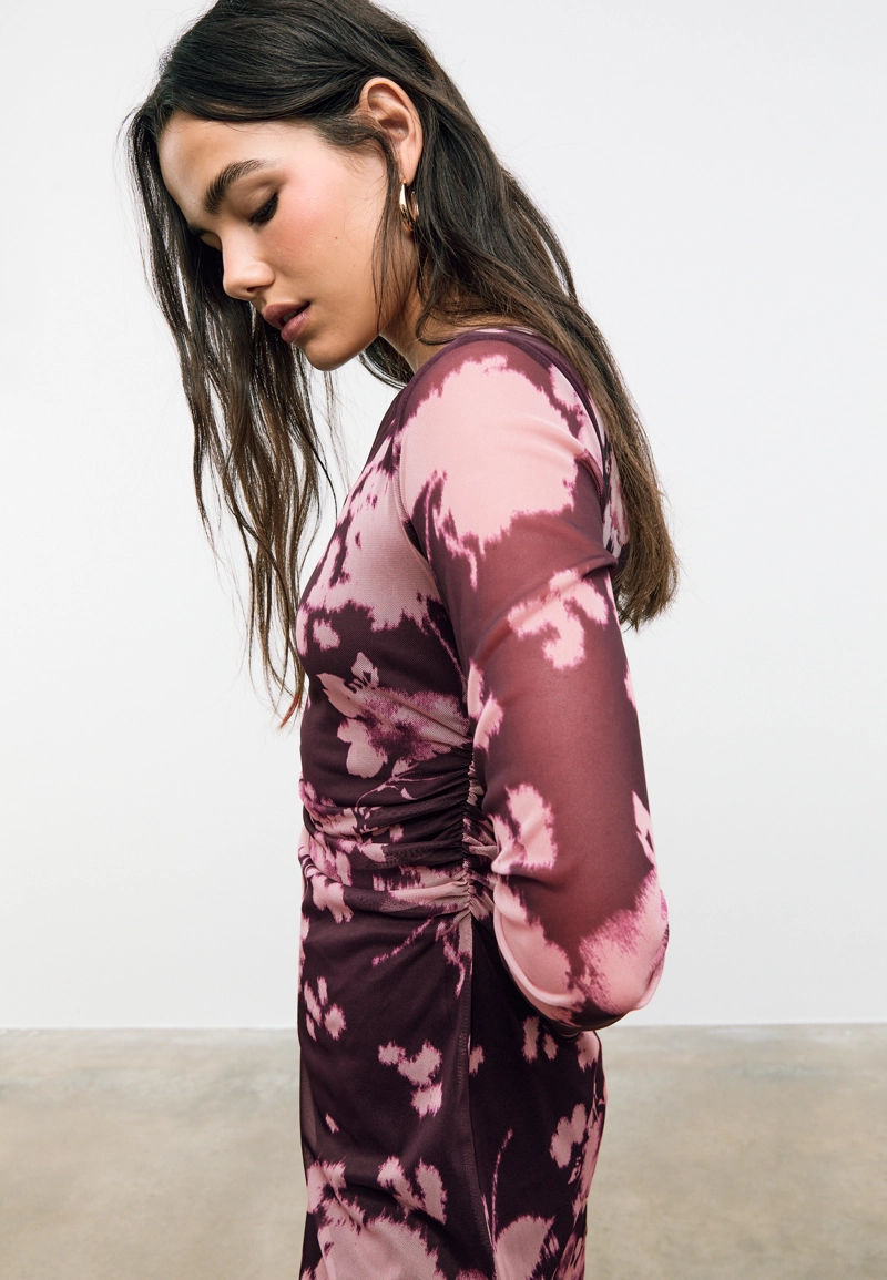 Короткое платье из полупрозрачной ткани с принтом