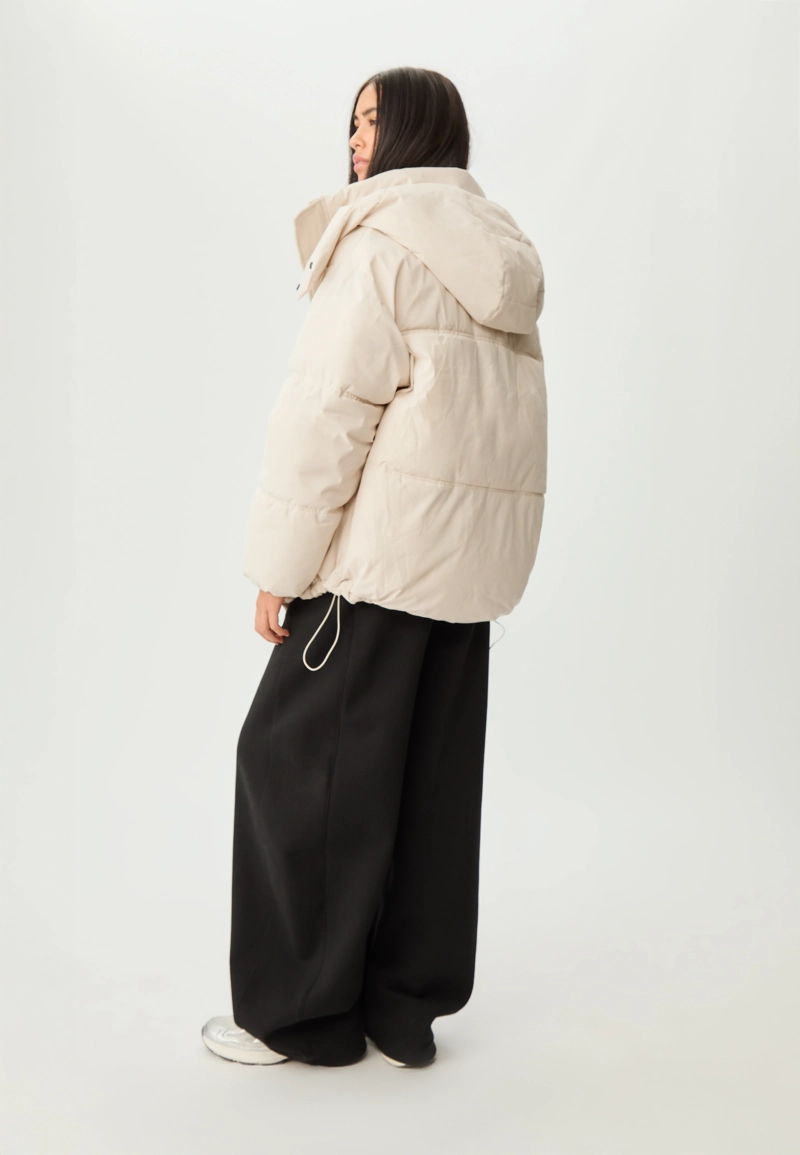 Объемная стеганая куртка с капюшоном