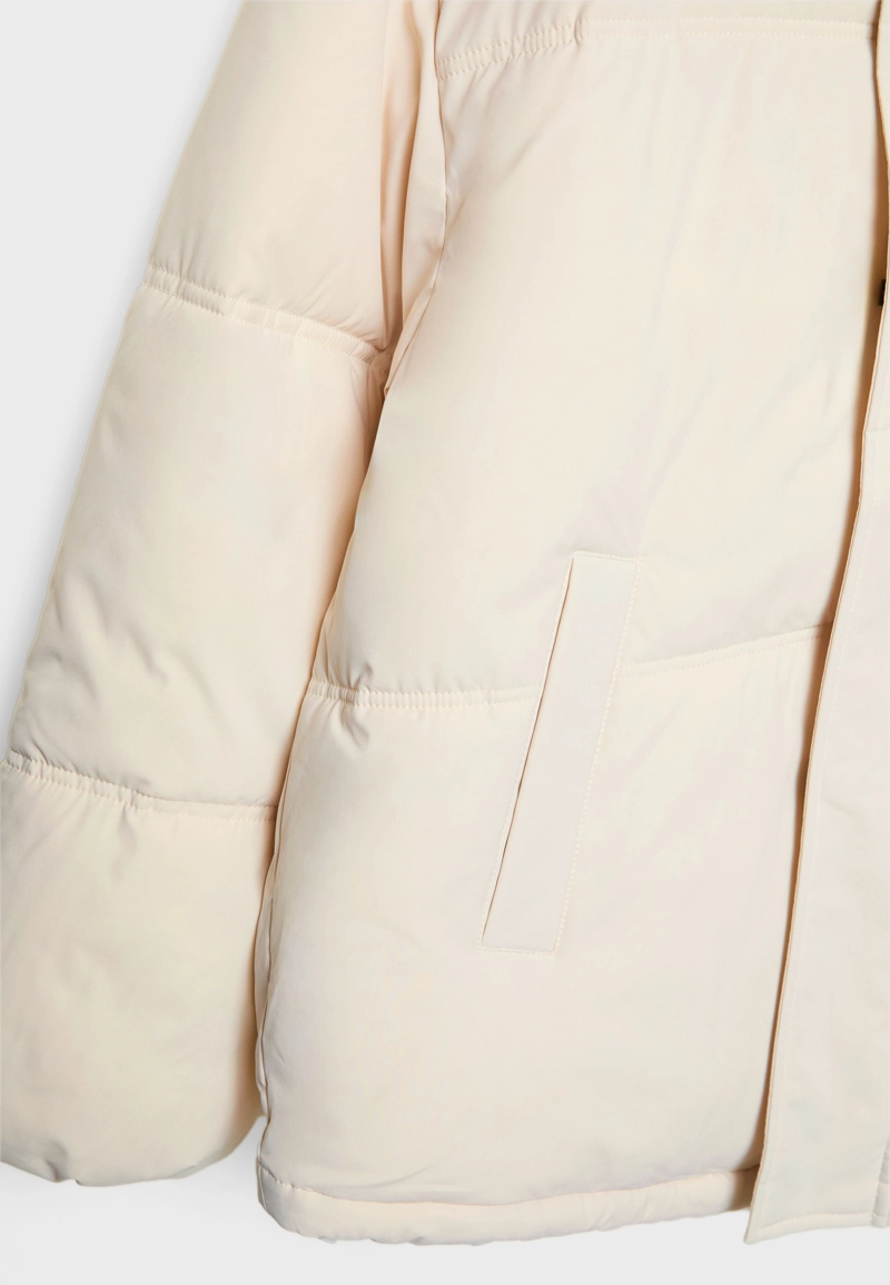 Объемная стеганая куртка с капюшоном