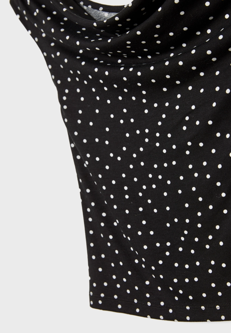 Асимметричная футболка в горошек