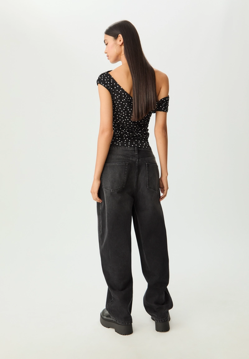 Асимметричная футболка в горошек