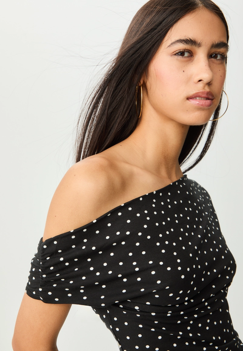 Асимметричная футболка в горошек