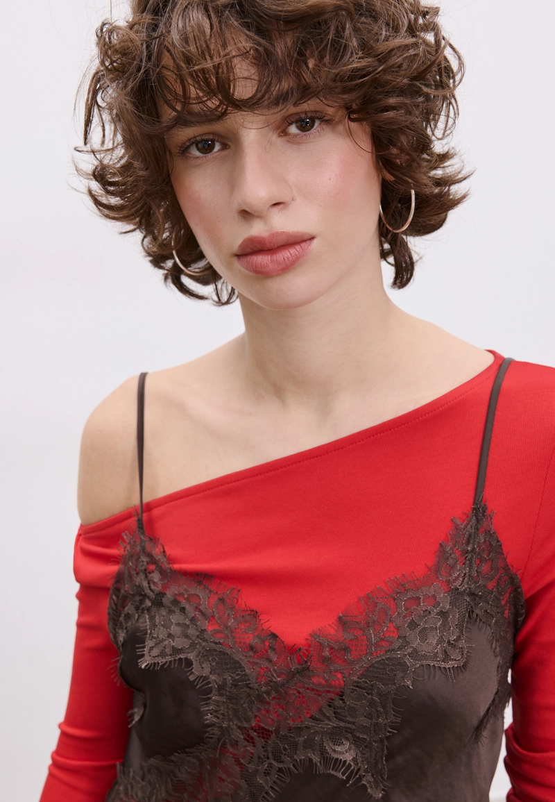 Асимметричный топ в бельевом стиле с кружевом