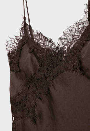 Асимметричный топ в бельевом стиле с кружевом- Заказать в России