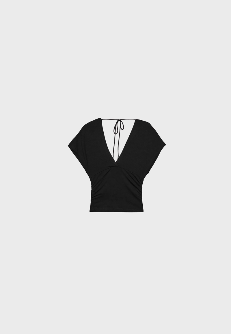 Футболка со сборками и V-образным вырезом