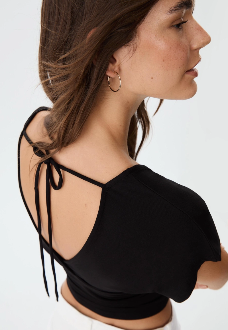 Футболка со сборками и V-образным вырезом