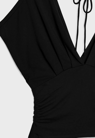 Футболка со сборками и V-образным вырезом- Заказать в России