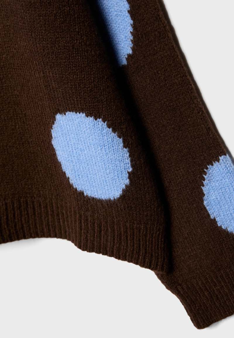 Вязаный свитер в горошек