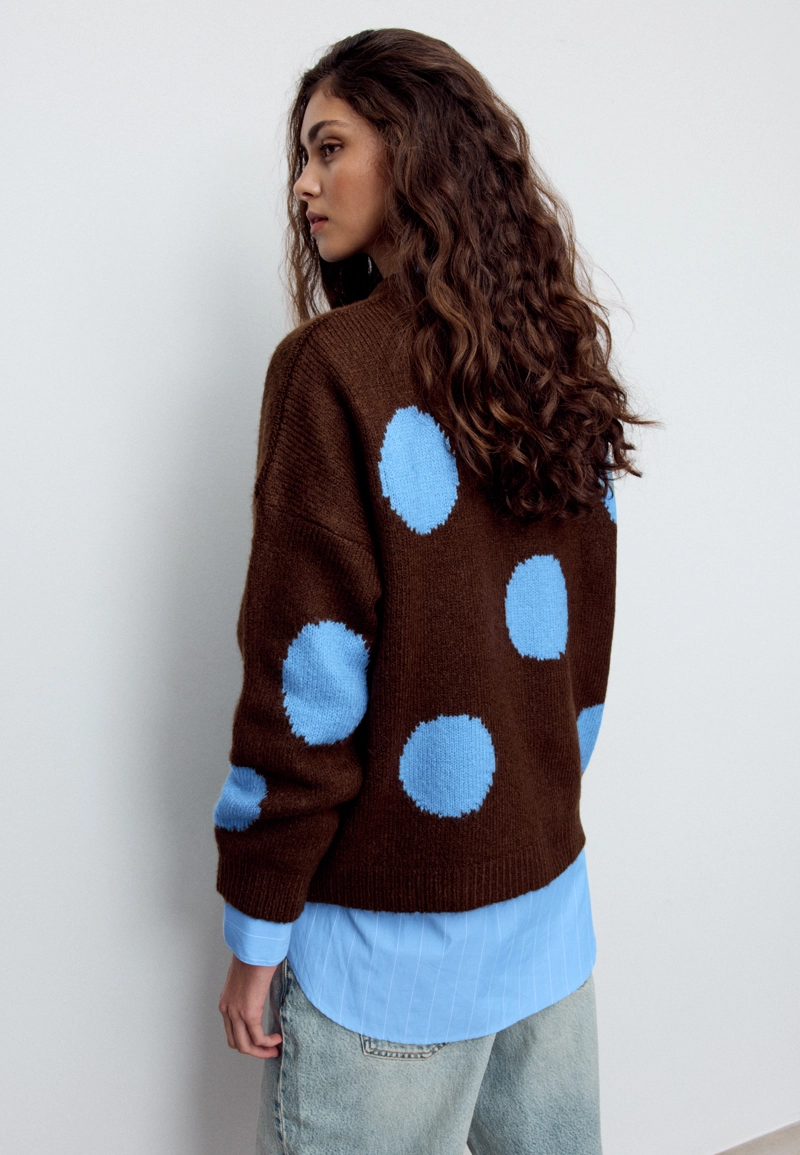 Вязаный свитер в горошек