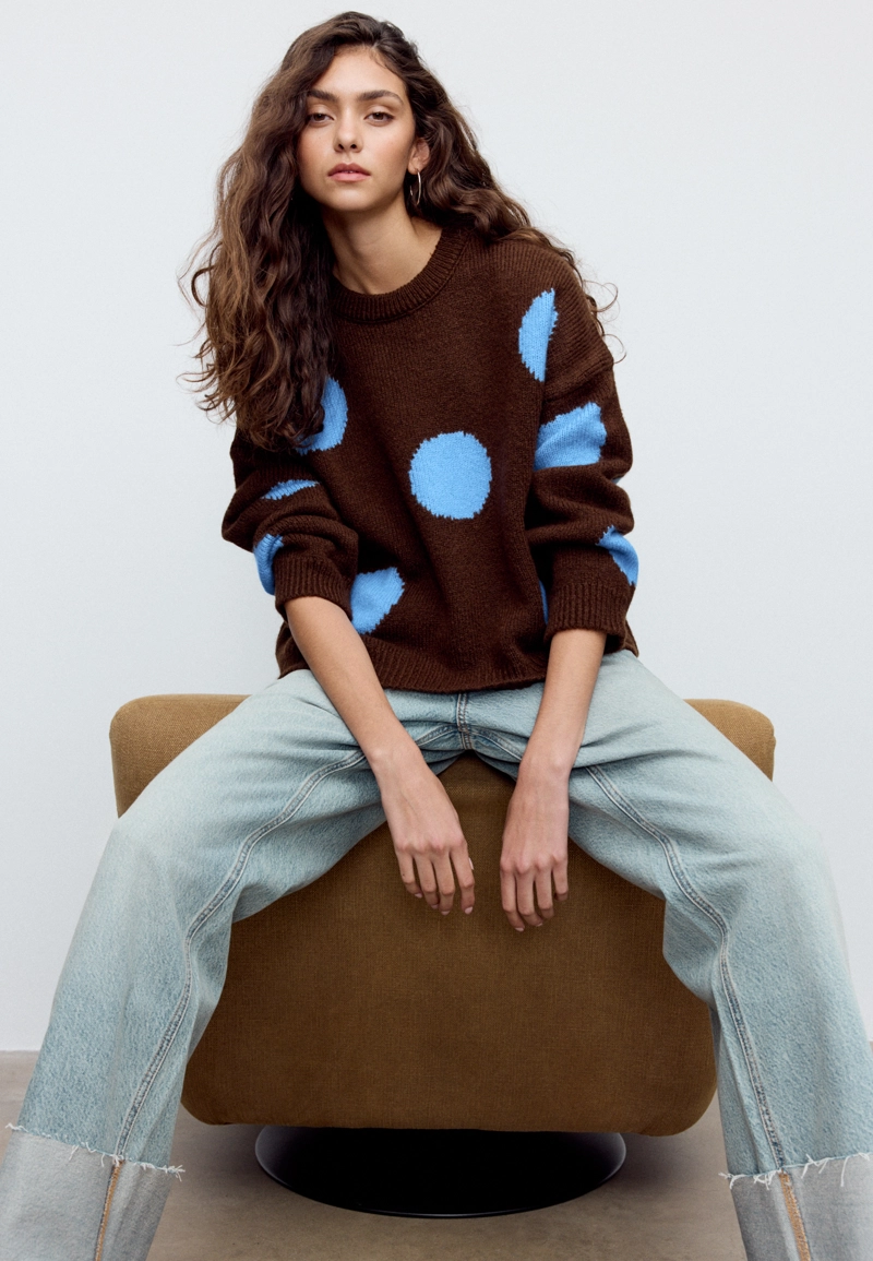 Вязаный свитер в горошек