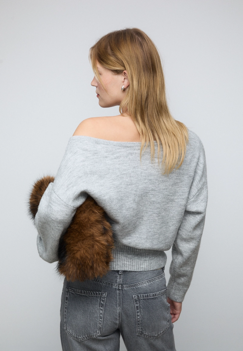 Мягкий вязаный джемпер с вырезом-лодочкой