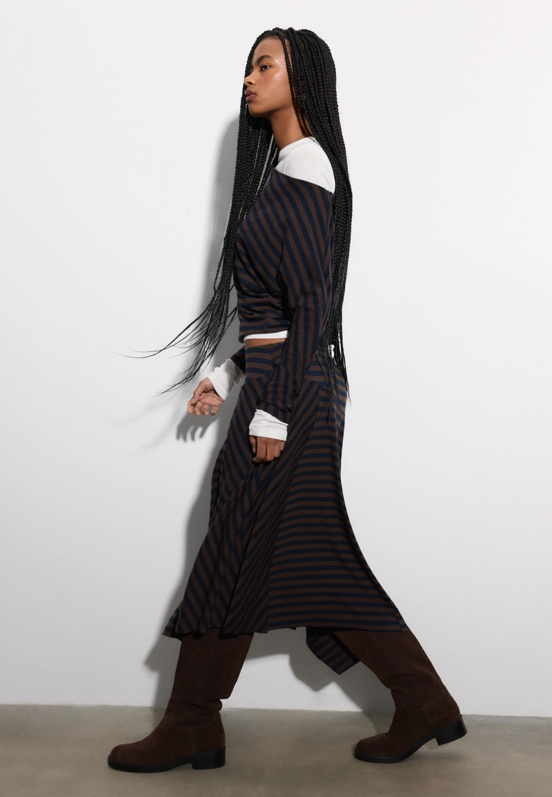 Длинная асимметричная юбка в полоску