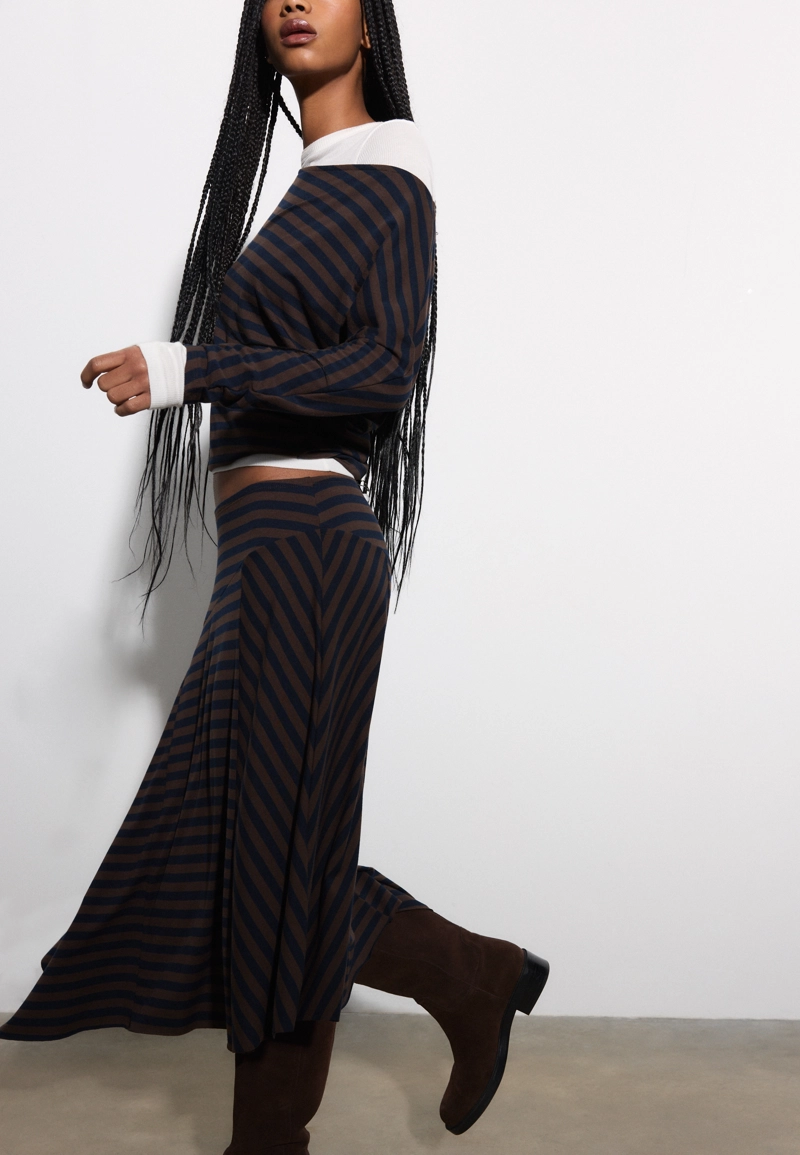 Длинная асимметричная юбка в полоску