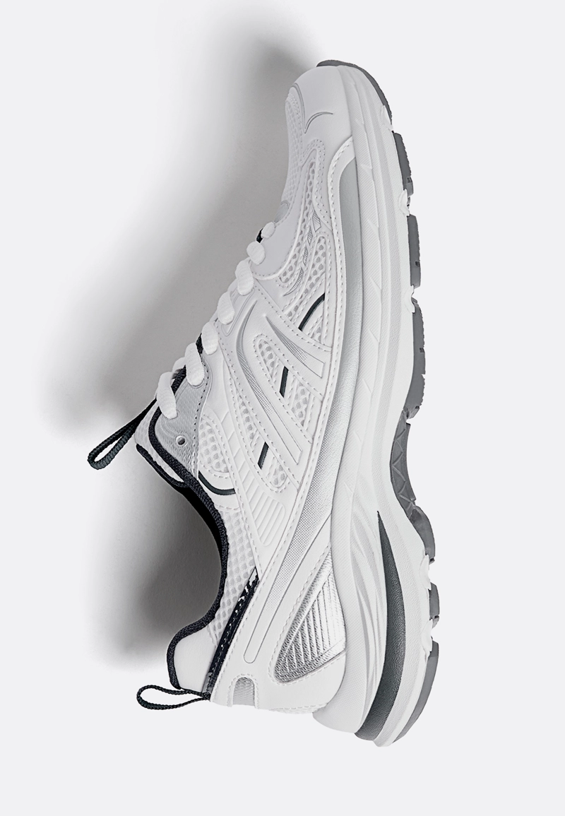 Спортивные кроссовки с деталями