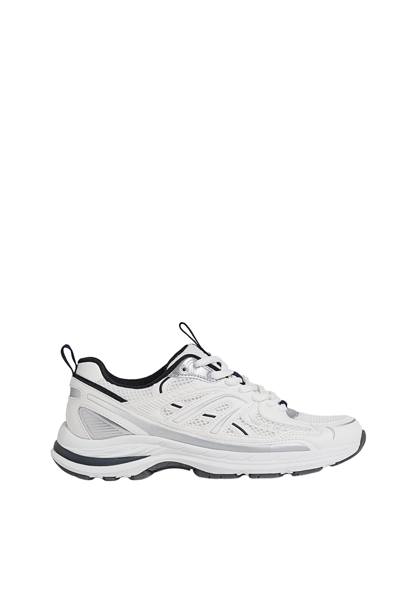 Спортивные кроссовки с деталями