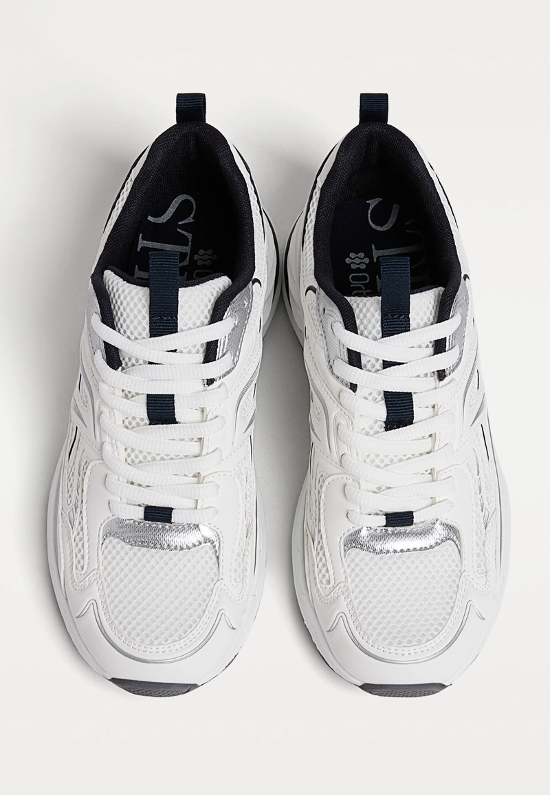 Спортивные кроссовки с деталями