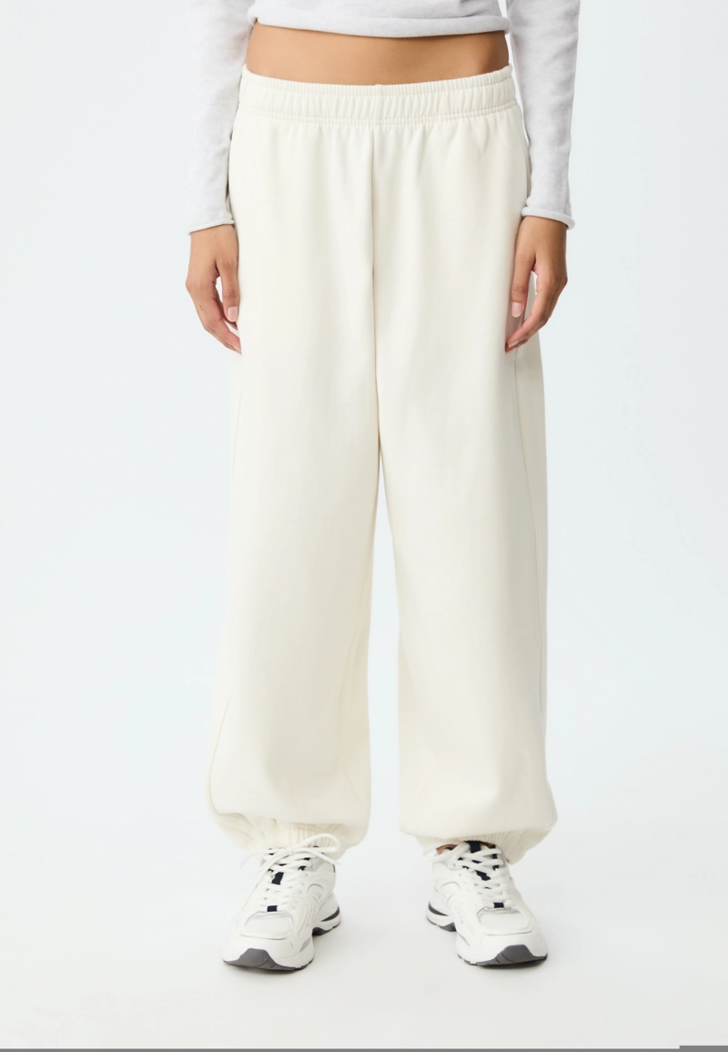 Спортивные кроссовки с деталями