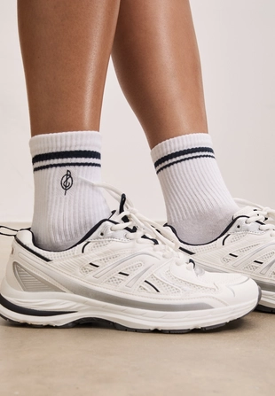 Спортивные кроссовки с деталями- Заказать в России