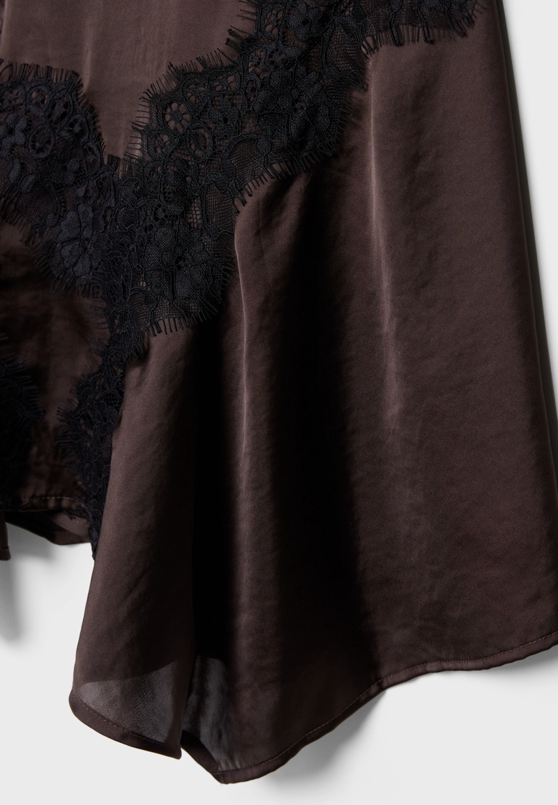 Короткое платье-комбинация с кружевом