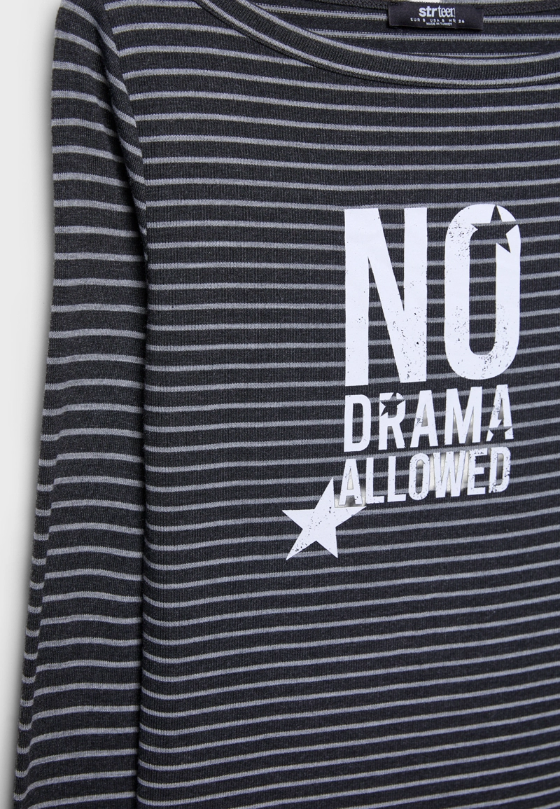 Футболка с вырезом «лодочка» и полосками